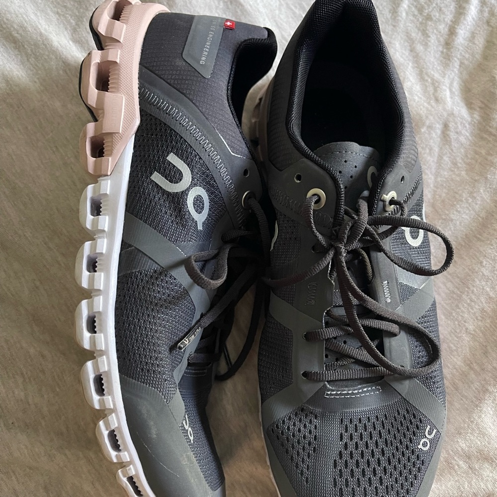 Oncloud tennis shoes. Worn twice